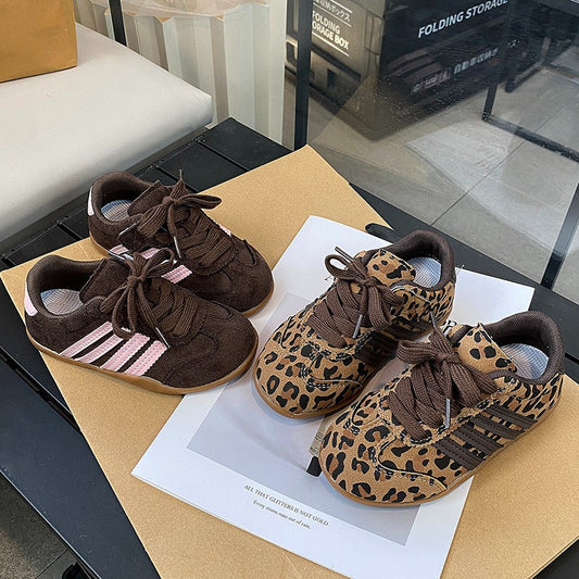Girls' leopard print casual sports shoes with soft soles, suitable for medium and large children, fashionable and comfortable, trendy sneakers.